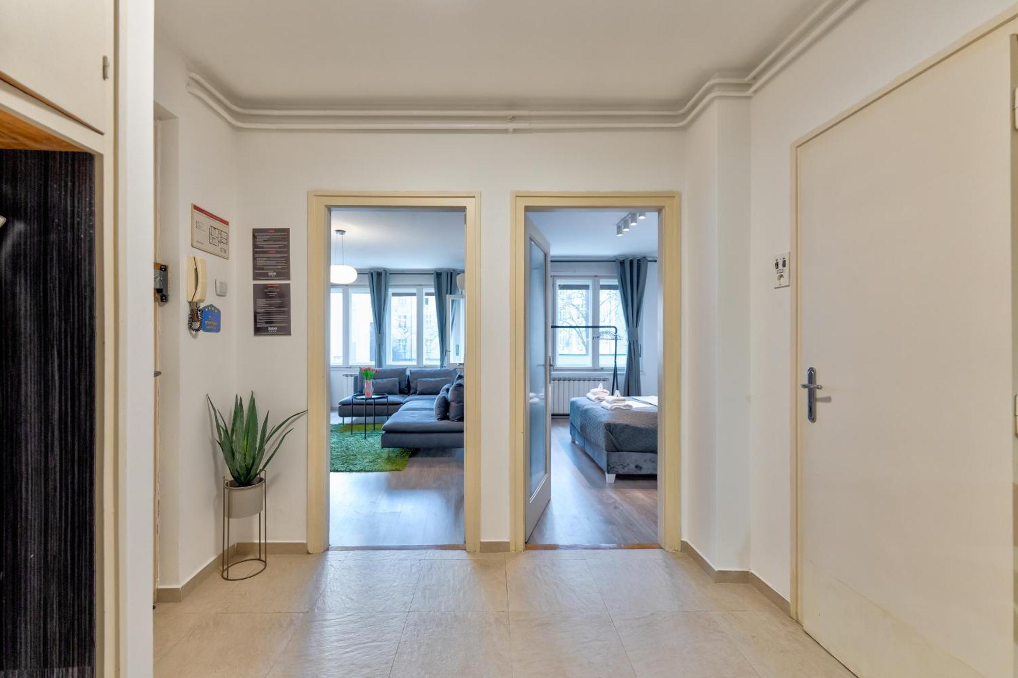 Zigzag Apartment *